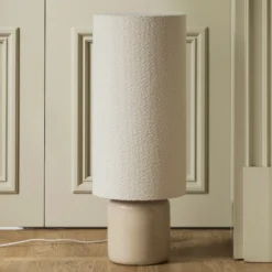 Lámpara de pie Florian de Globen Lighting, blanco/beige, altura 80 cm