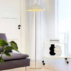 Lámpara de pie Globus de Dyberg Larsen, altura 150 cm, beige/latón