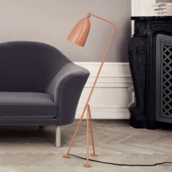 Lámpara de pie Gubi Gräshoppa con tres patas, rojo vintage