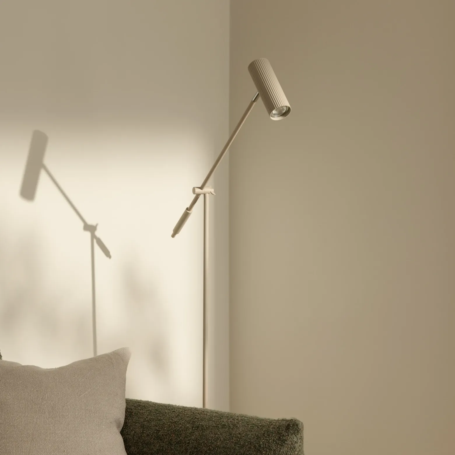 Lámpara de pie Hubble READ de Globen Lighting, beige, metal