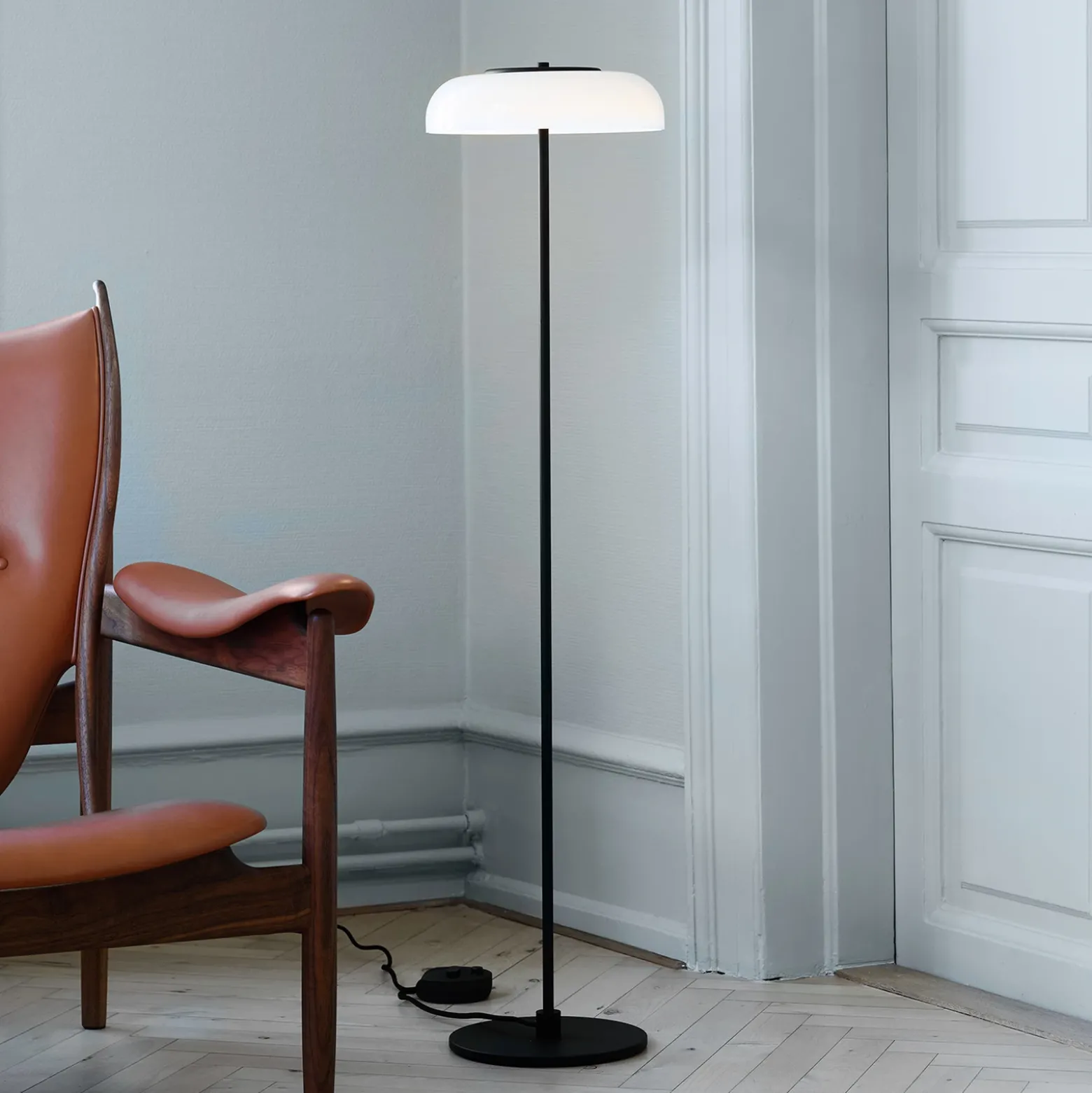 Lámpara de pie LED Blossi de Nuura, altura 120 cm, negro/ópalo