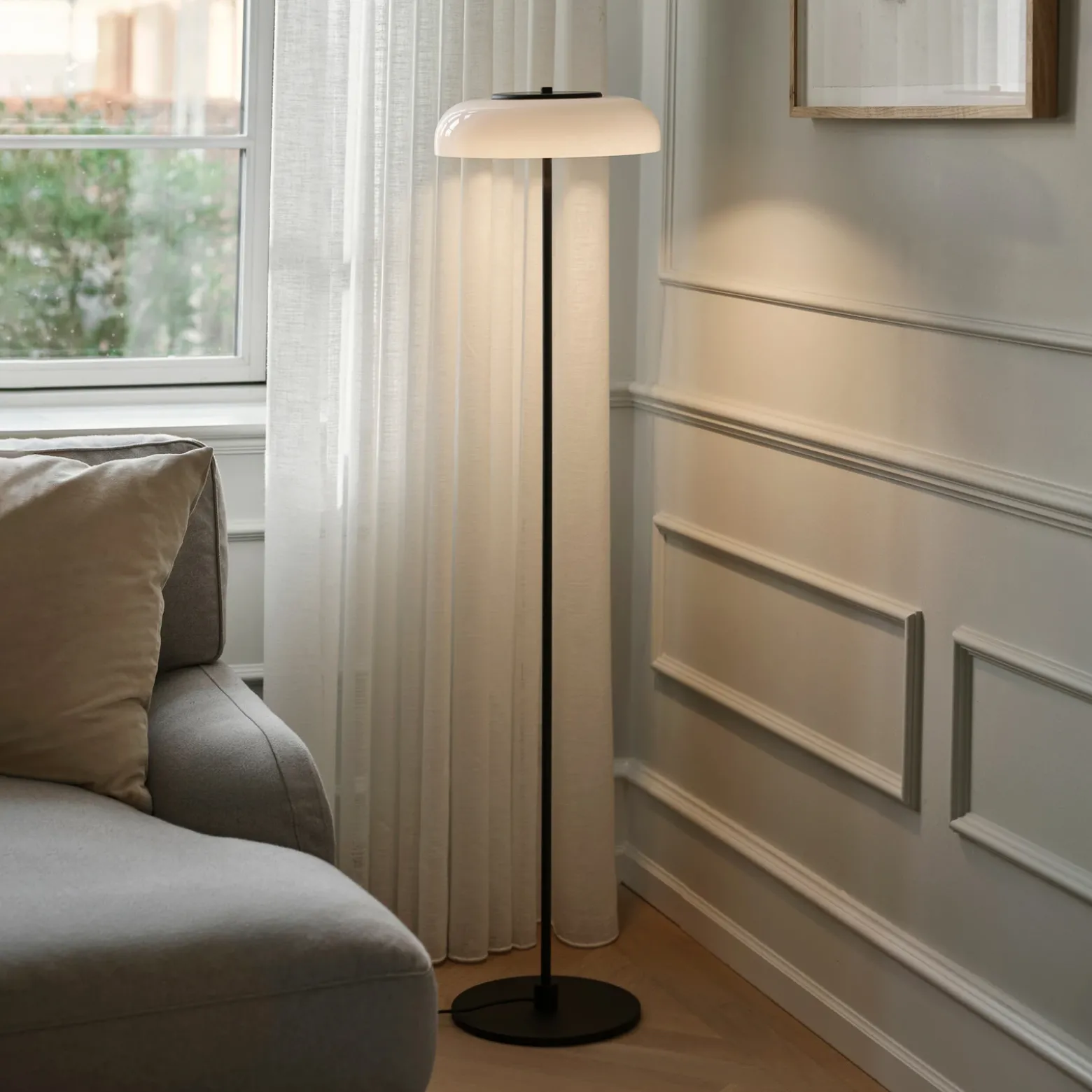 Lámpara de pie LED Blossi de Nuura, altura 120 cm, negro/ópalo