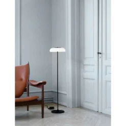 Lámpara de pie LED Blossi de Nuura, altura 120 cm, negro/ópalo