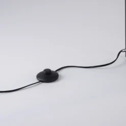 Lámpara de pie LED Conni de Paul Neuhaus, negra, de metal, 140 cm