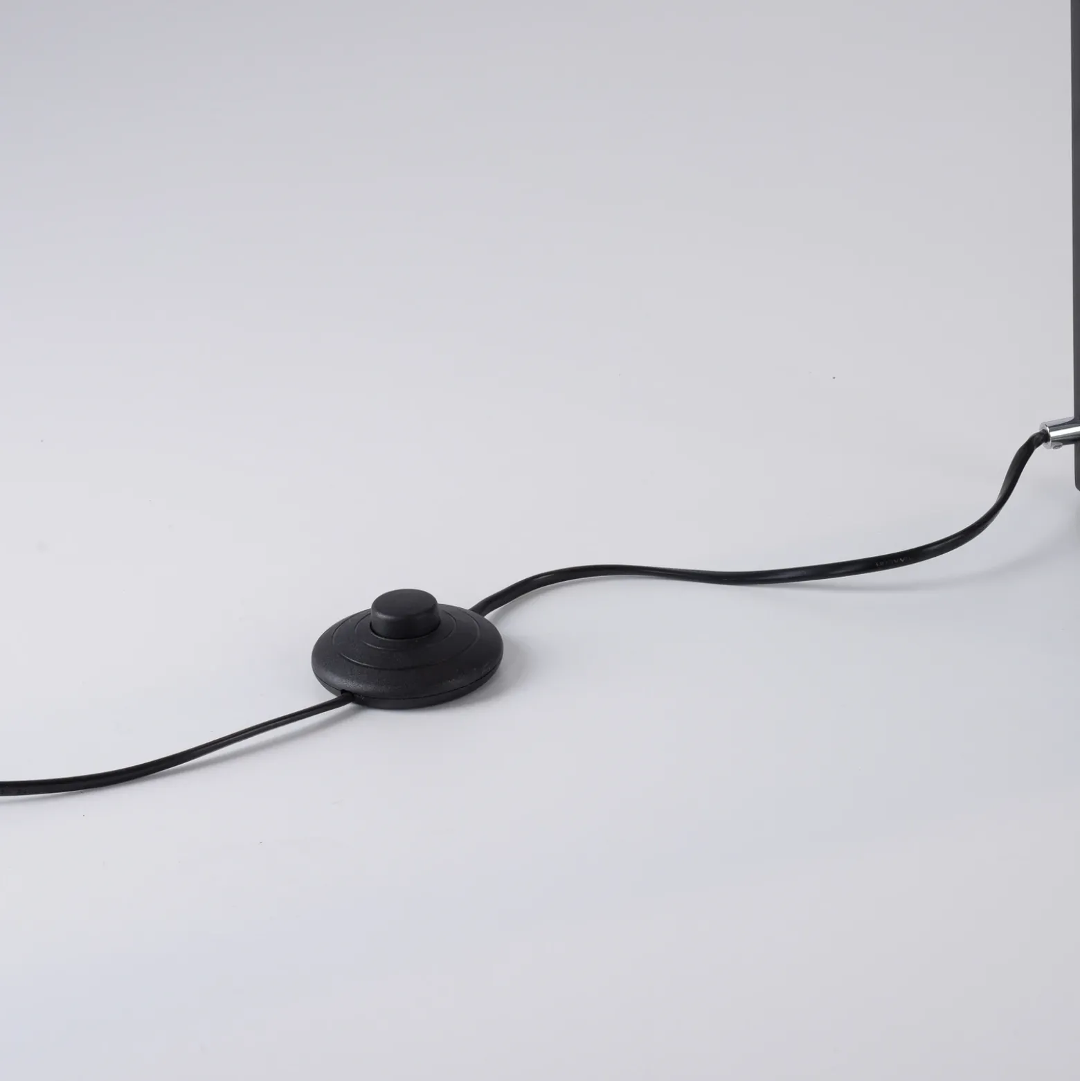 Lámpara de pie LED Conni de Paul Neuhaus, negra, de metal, 140 cm
