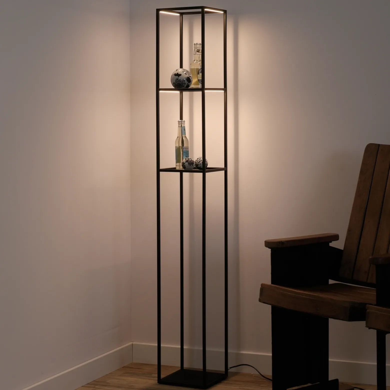 Lámpara de pie LED Conni de Paul Neuhaus, negra, de metal, 140 cm