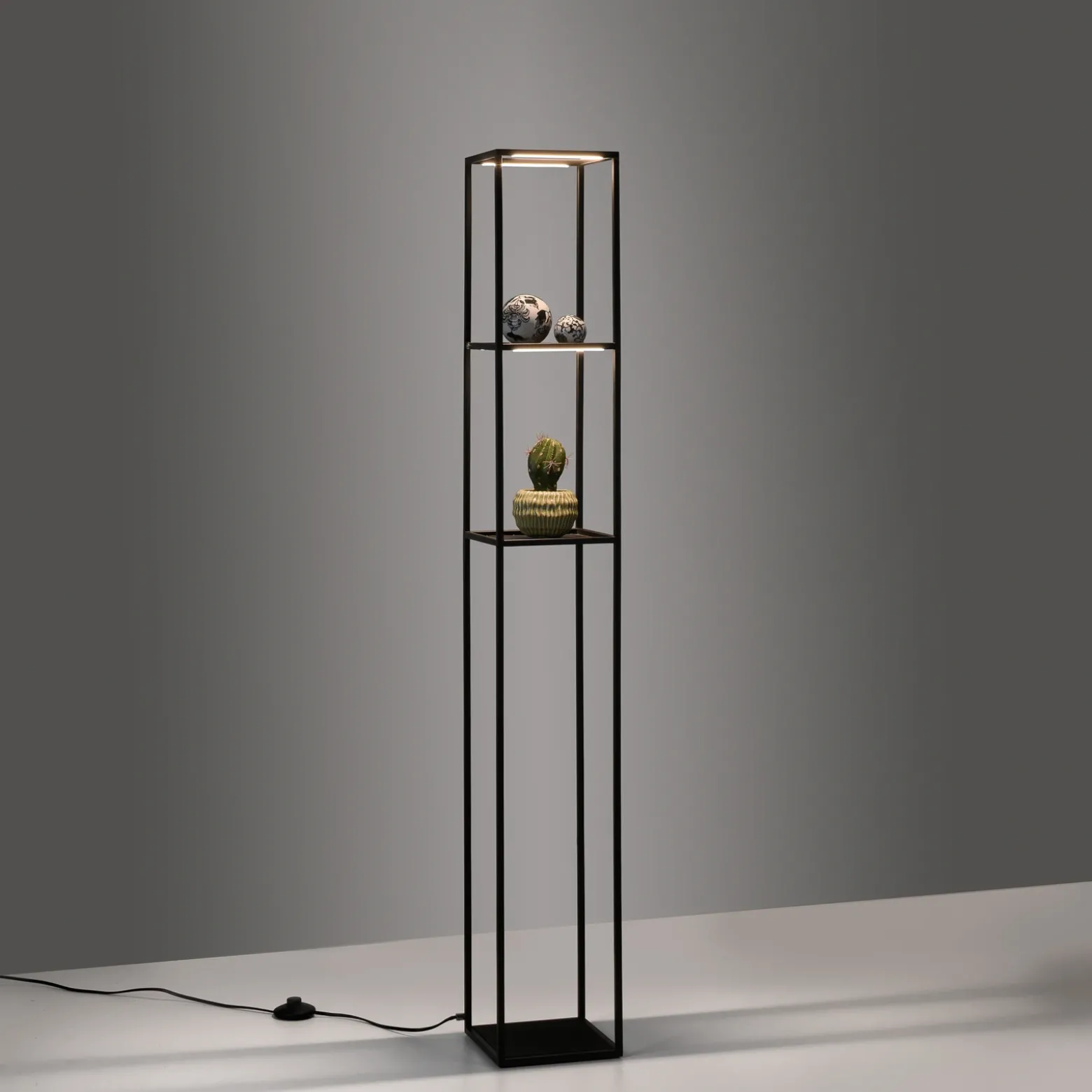 Lámpara de pie LED Conni de Paul Neuhaus, negra, de metal, 140 cm