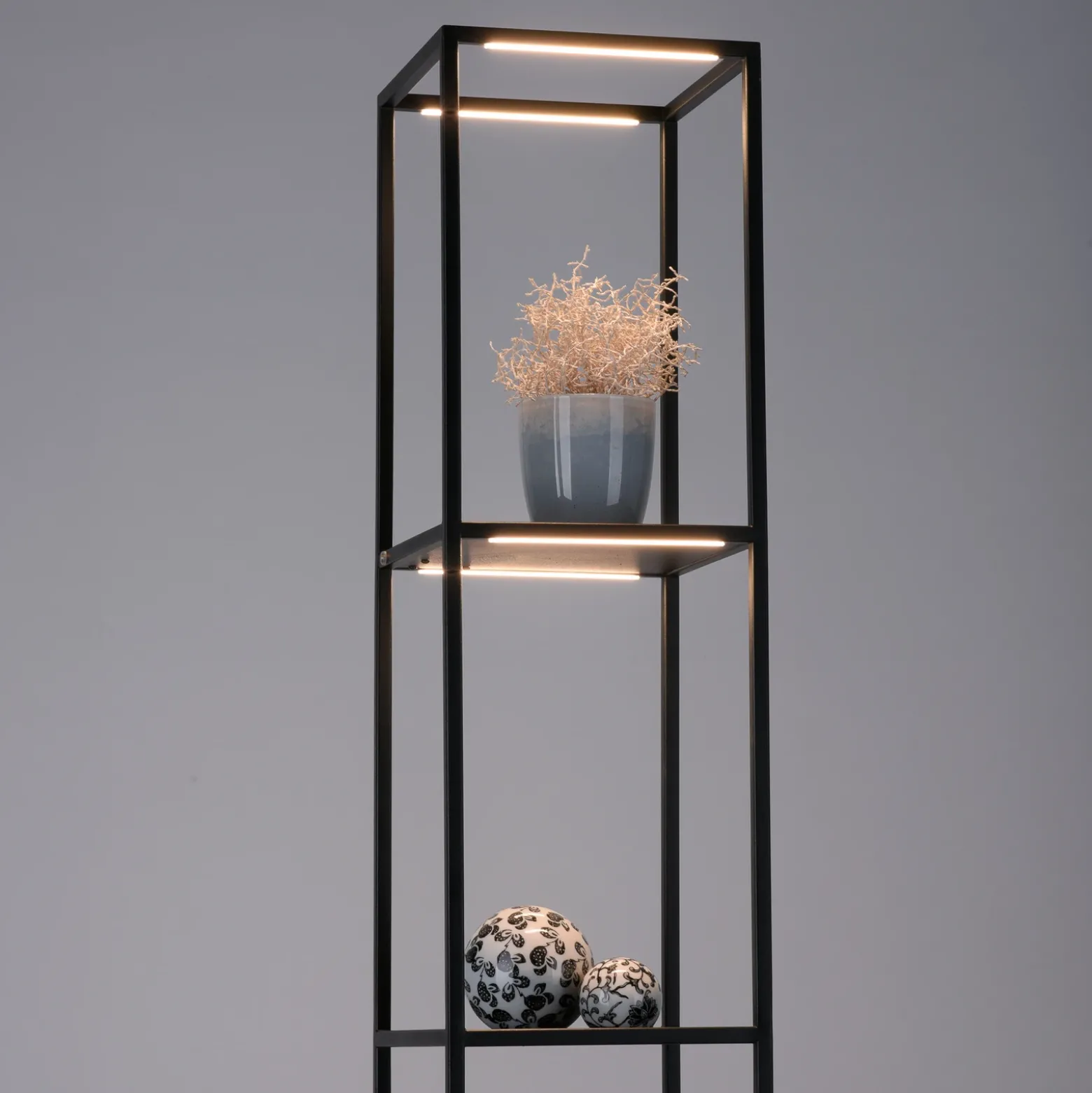 Lámpara de pie LED Conni de Paul Neuhaus, negra, de metal, 140 cm