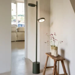 Lámpara de pie LED GOOD & MOJO Okinawa, de 2 luces, verde, 146 cm, madera