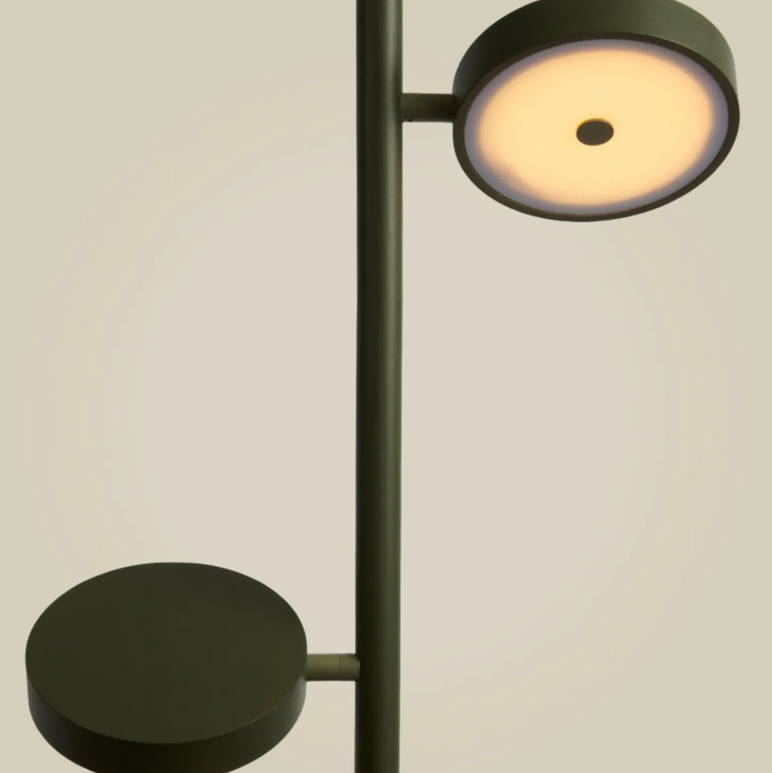 Lámpara de pie LED GOOD & MOJO Okinawa, de 2 luces, verde, 146 cm, madera