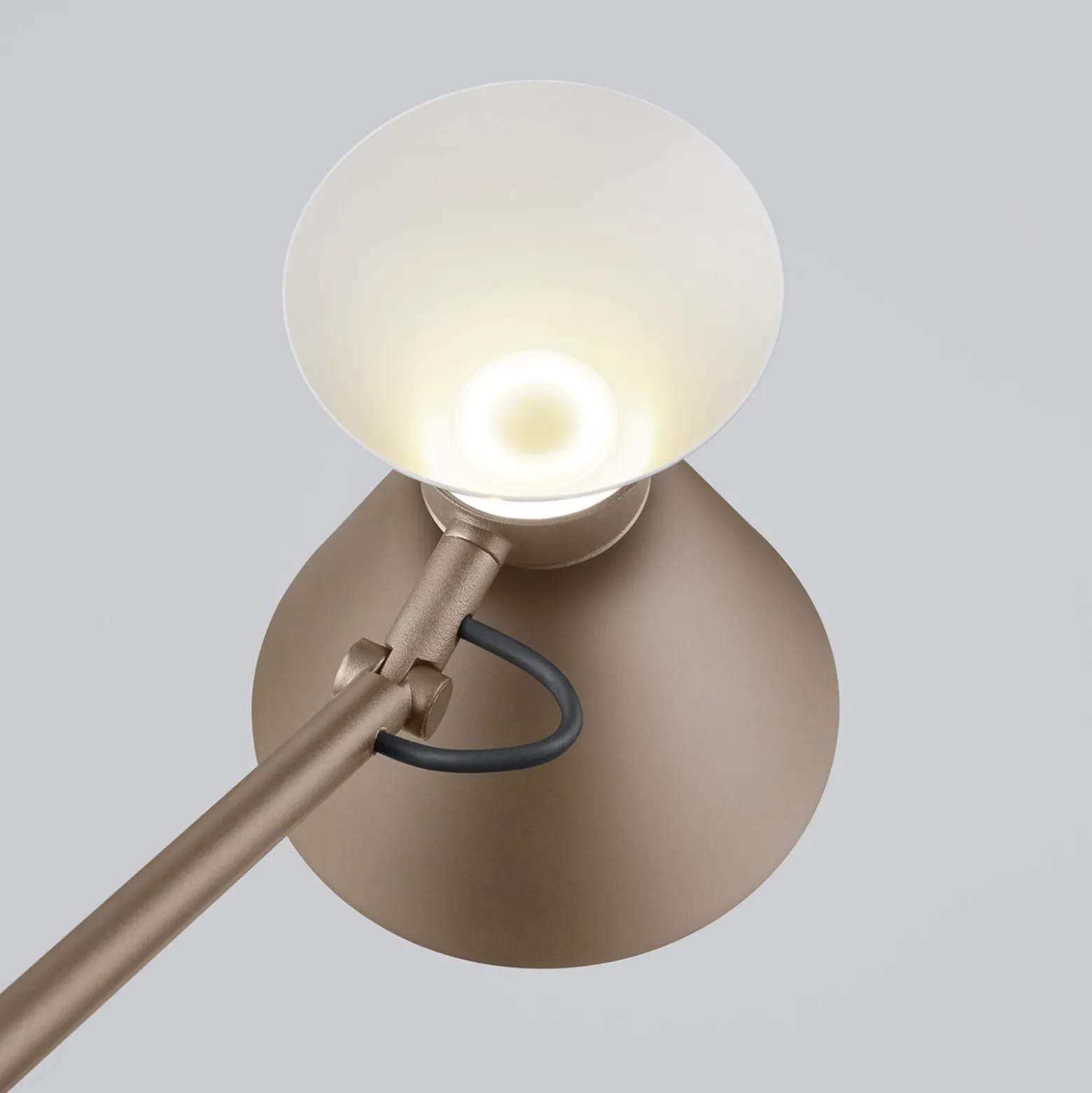 Lámpara de pie LED Helestra LUK, marrón, atenuable, altura ajustable