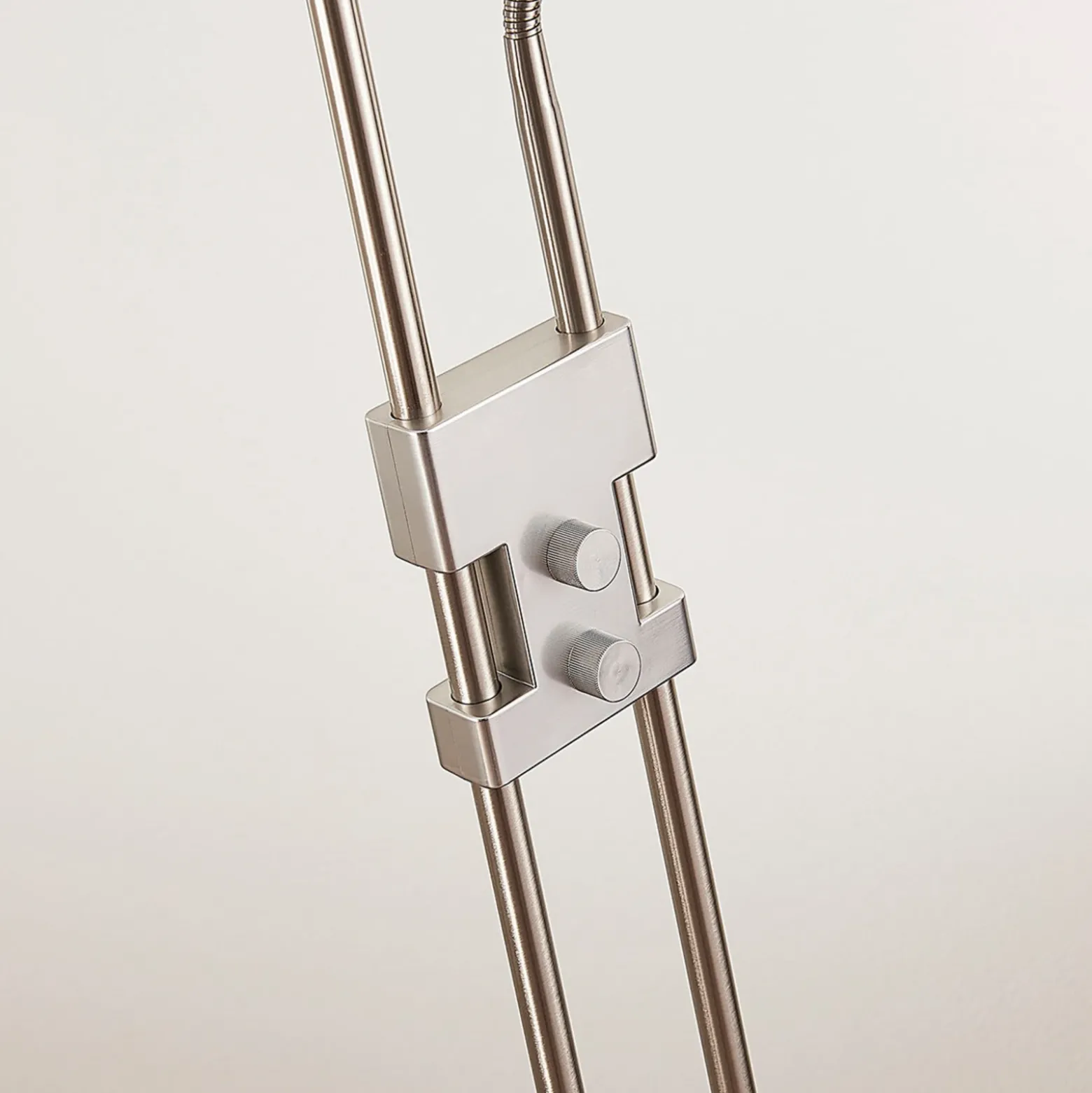 Lámpara de pie LED Jonne de Lindby, angular, brazo de lectura, atenuable, 180 cm
