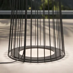 Lámpara de pie LED Karman Ikonika, negro, altura 180 cm, metal