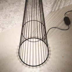 Lámpara de pie LED Karman Ikonika, negro, altura 180 cm, metal