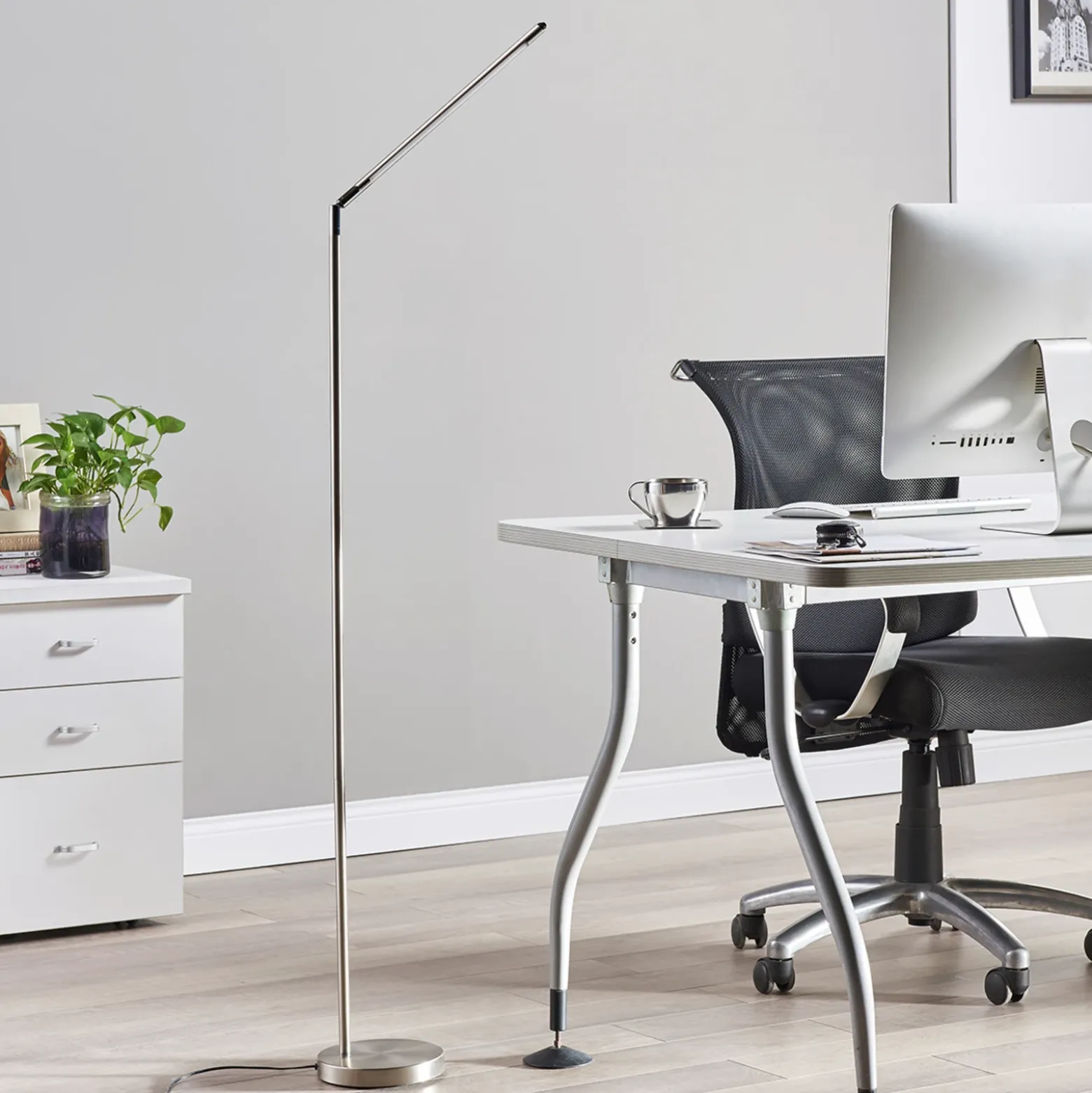 Lámpara de pie LED Lindby Jabbo, 163 cm, níquel, metal