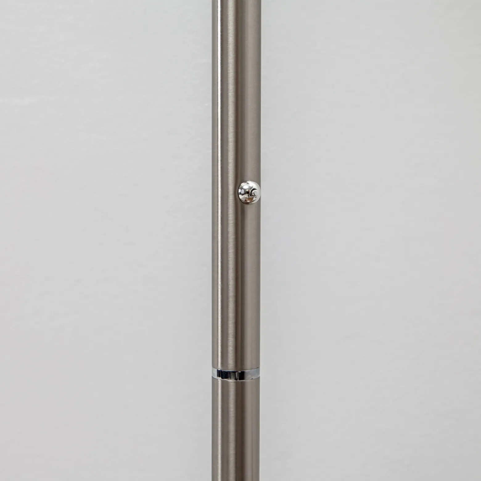 Lámpara de pie LED Lindby Malea, color níquel, atenuable, 180 cm