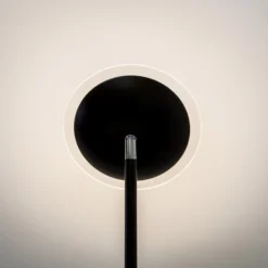 Lámpara de pie LED Lindby Malea, negra, de metal, atenuable, 180 cm
