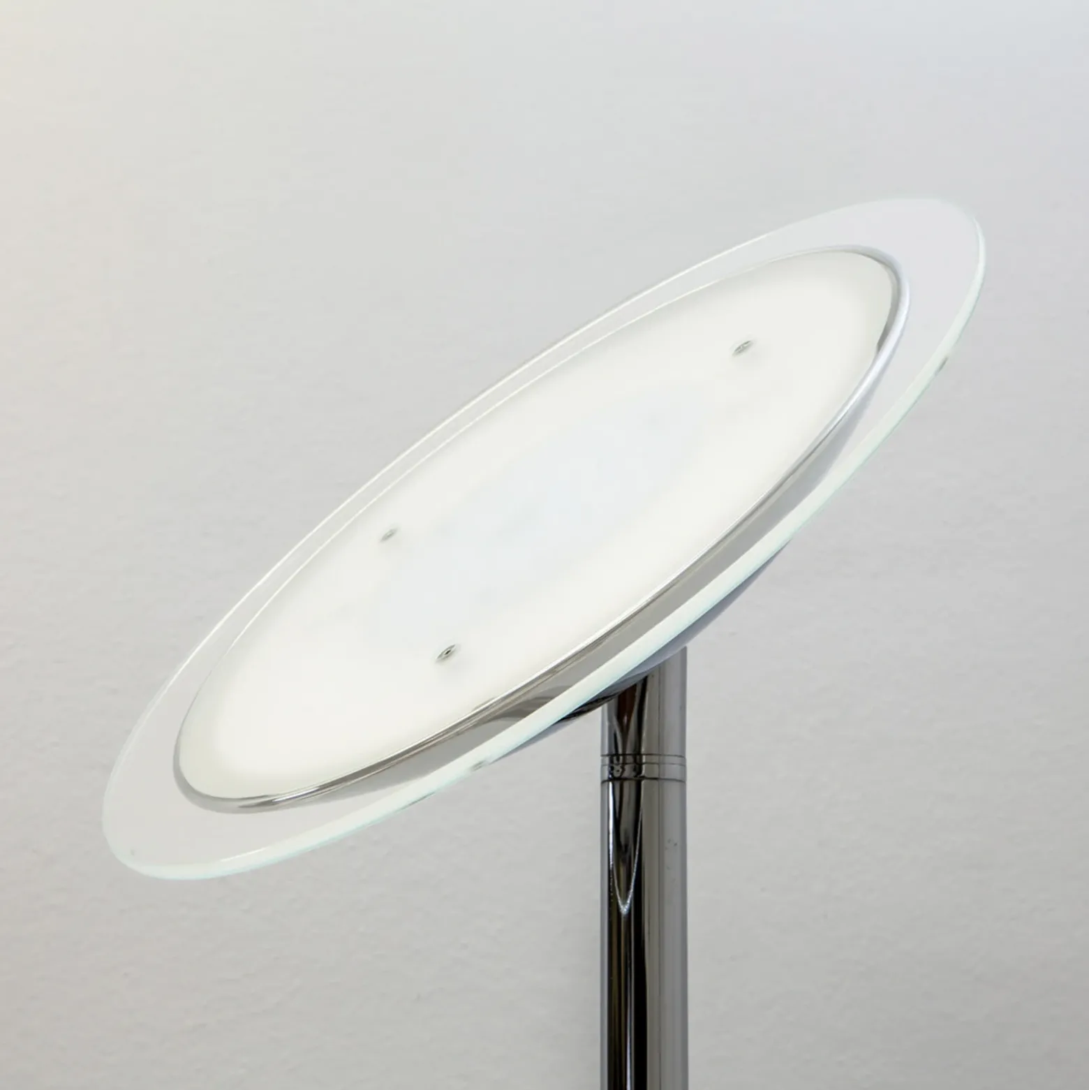 Lámpara de pie LED Lindby Malea, color cromo, atenuable, 180 cm