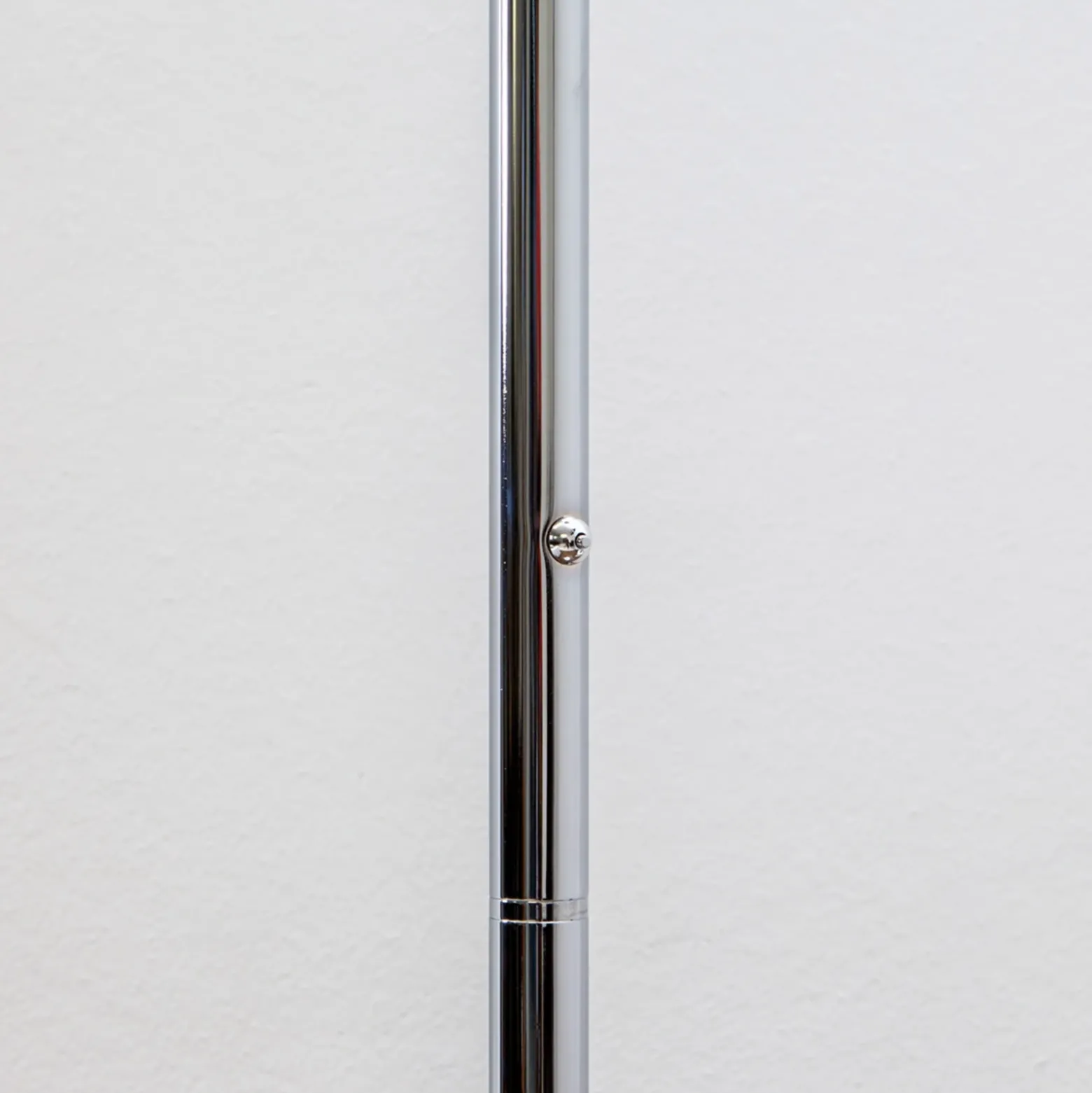 Lámpara de pie LED Lindby Malea, color cromo, atenuable, 180 cm