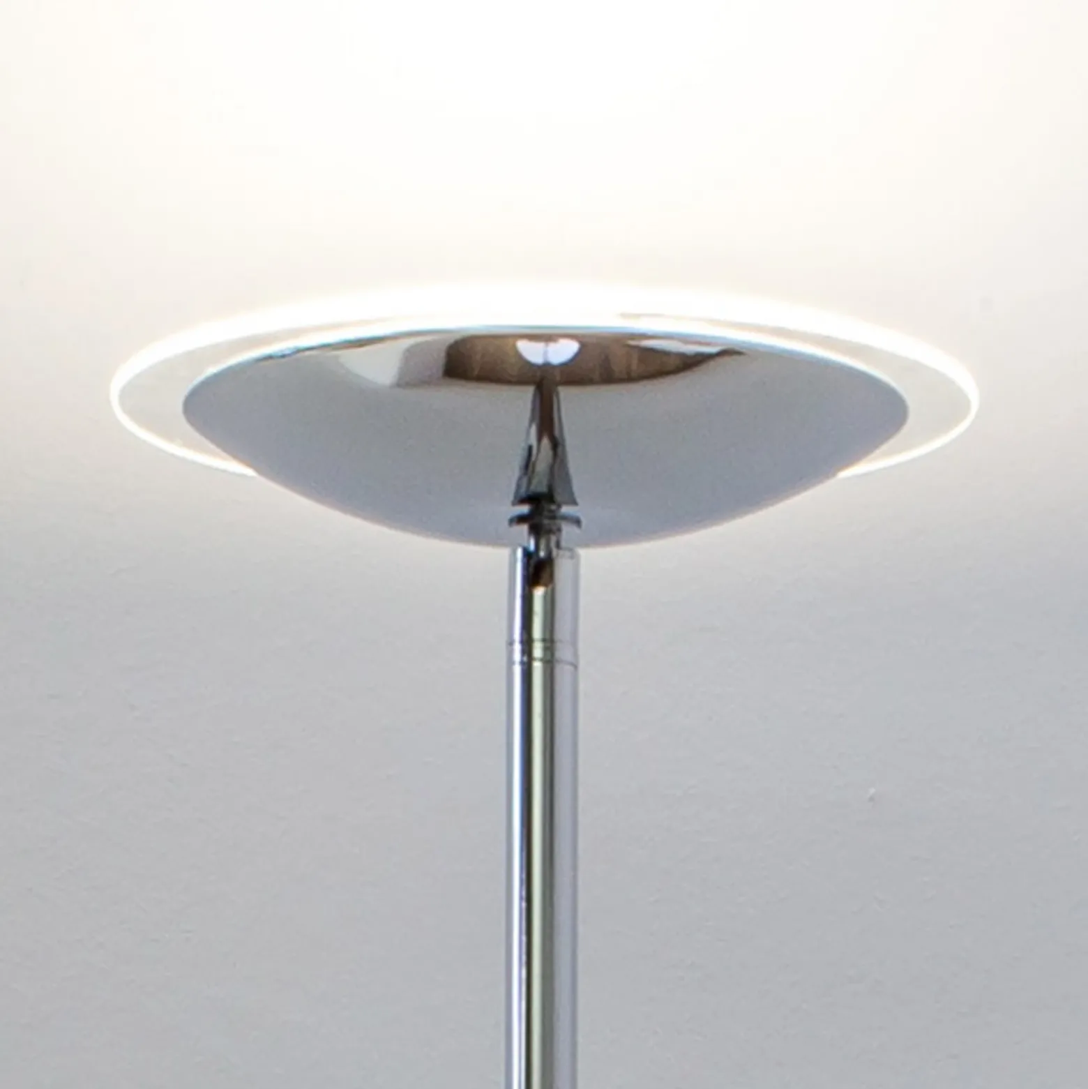 Lámpara de pie LED Lindby Malea, color cromo, atenuable, 180 cm