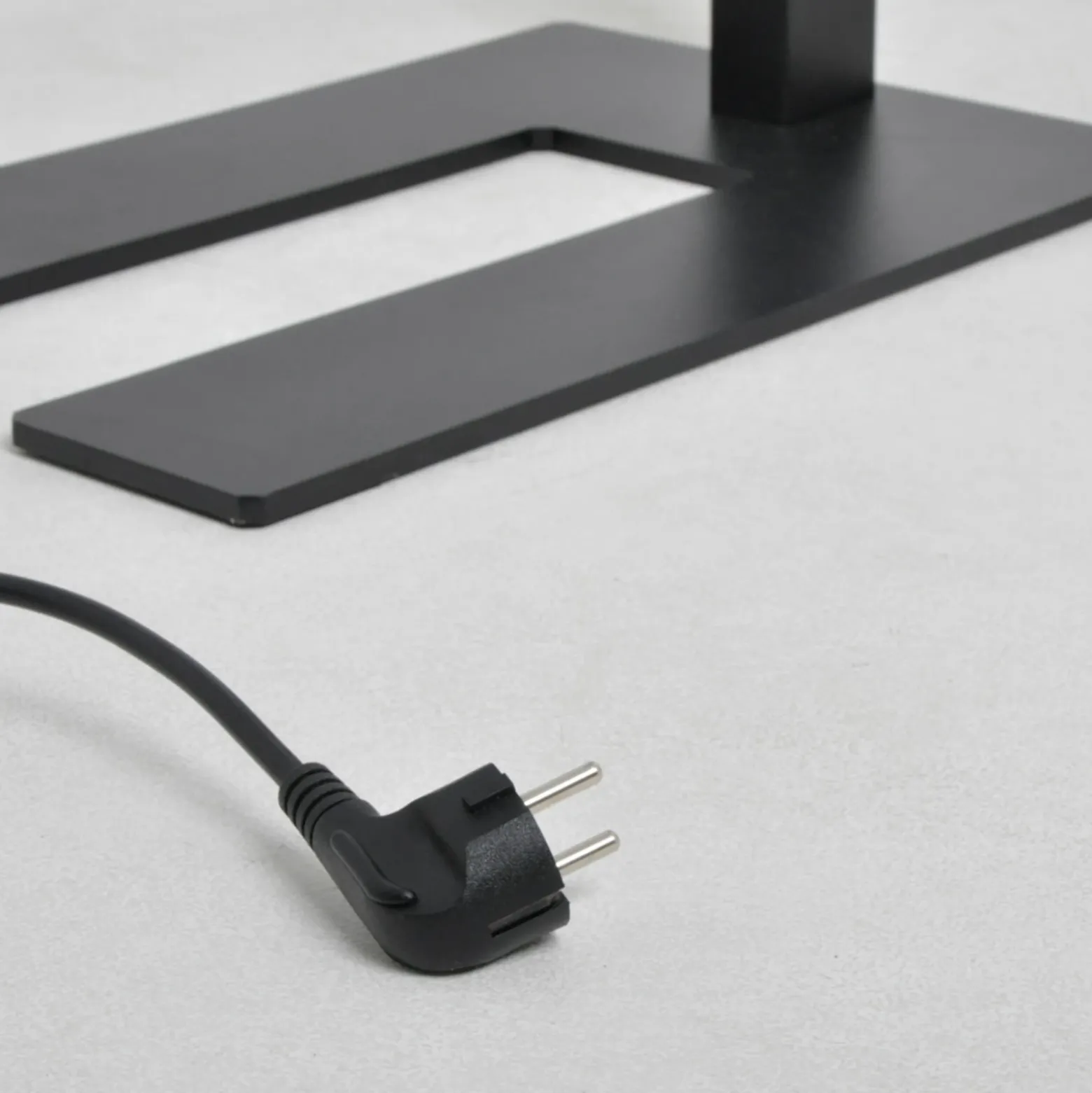 Lámpara de pie LED Logan Basic de Arcchio, negra, 7500 lm, atenuable