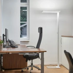 Lámpara de pie LED Logan Basic de Arcchio, blanca, 6000 lm, atenuable