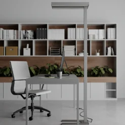 Lámpara de pie LED Logan Basic de Arcchio, plateada, 6000 lm, atenuable