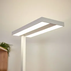 Lámpara de pie LED Logan Basic de Arcchio, blanca, 6000 lm, atenuable