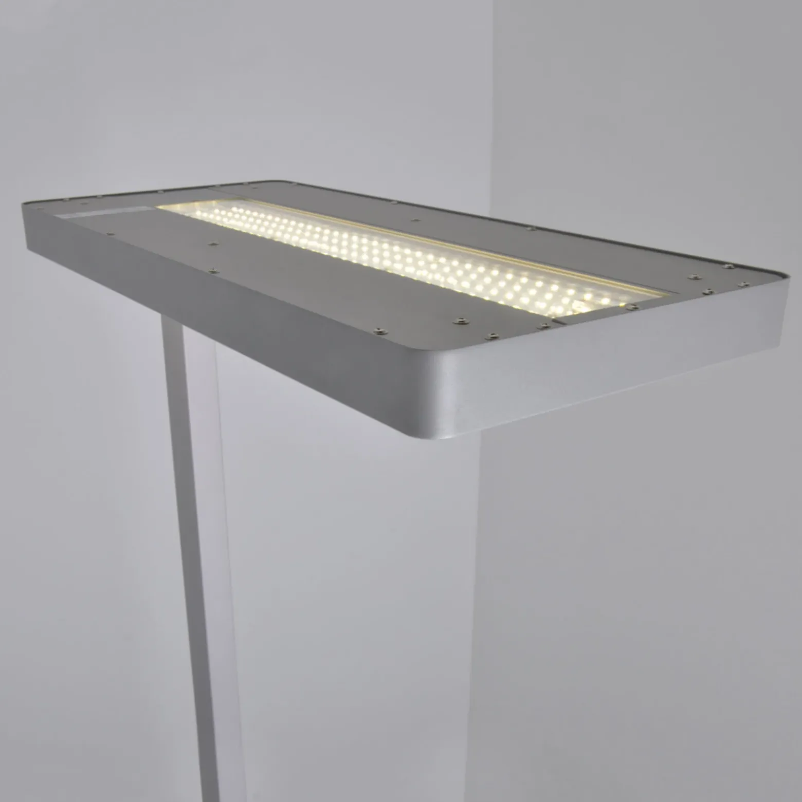 Lámpara de pie LED Logan Neo de Arcchio, plateada, atenuable, metal