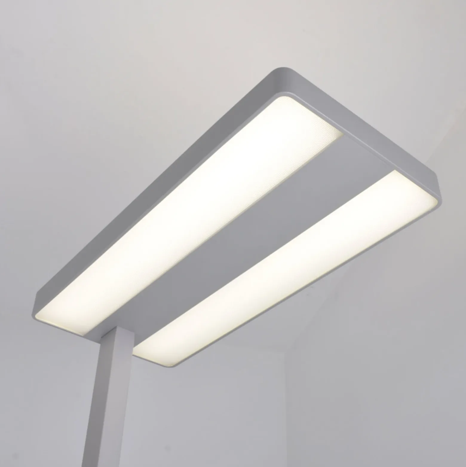 Lámpara de pie LED Logan Neo de Arcchio, plateada, atenuable, metal