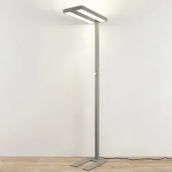 Lámpara de pie LED Logan Pro de Arcchio, plateada, con sensor, atenuable
