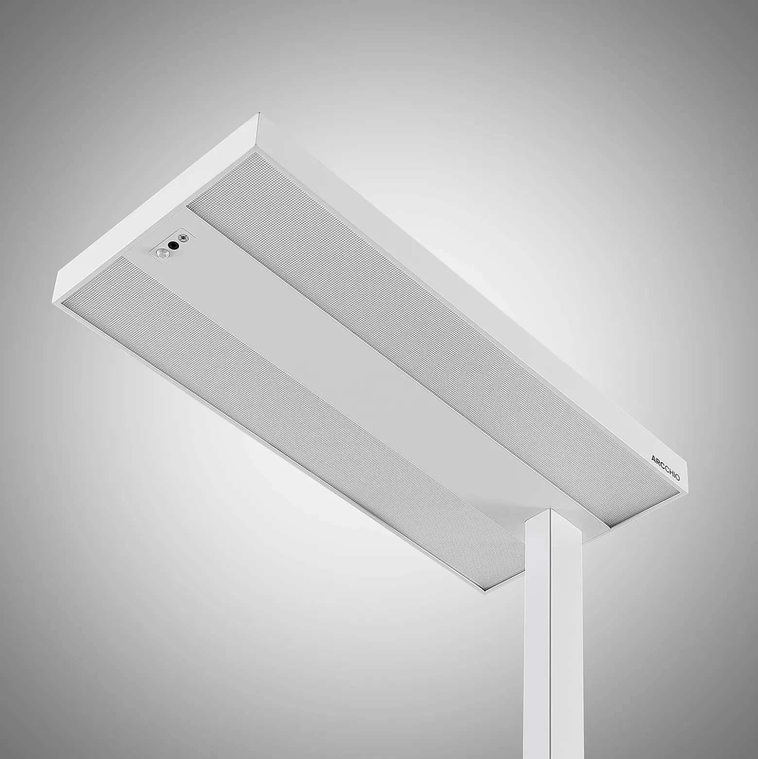 Lámpara de pie LED Logan Pro de Arcchio, blanca, con sensor, atenuable