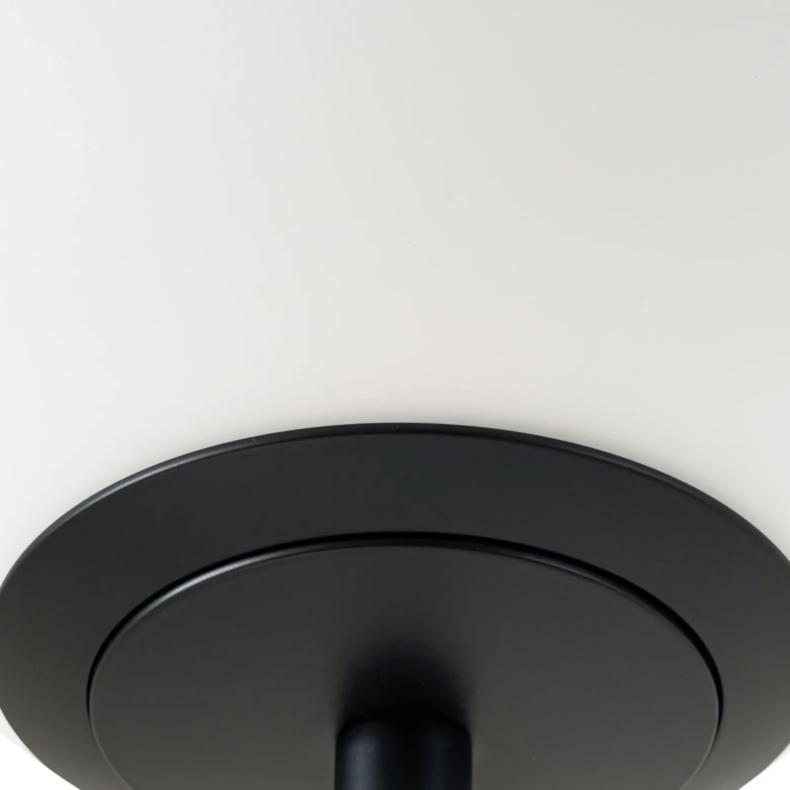 Lámpara de pie LED Lucande Darrow, negro/ópalo, cristal, atenuable