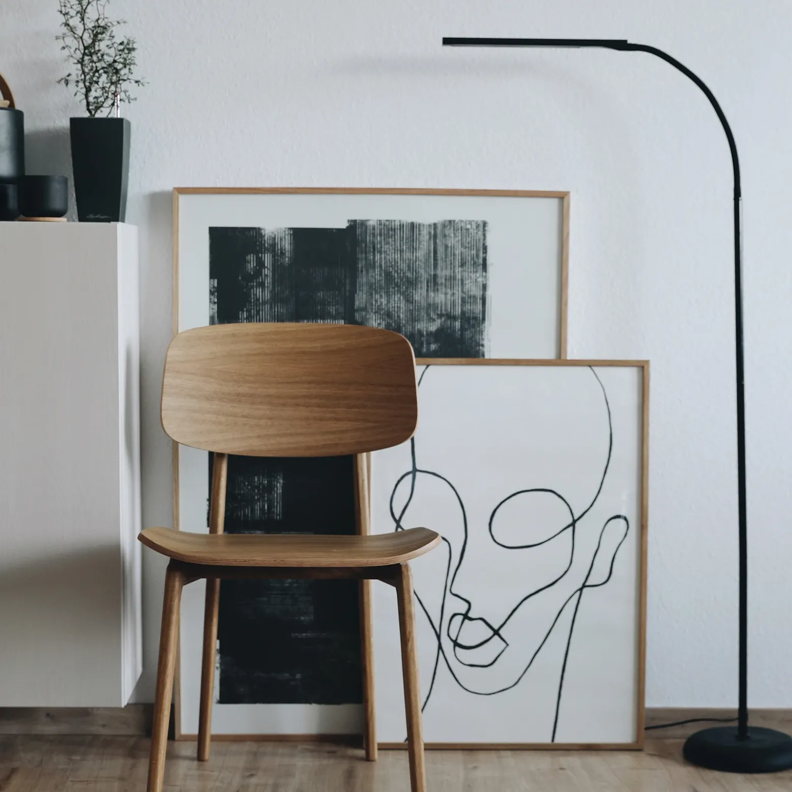 Lámpara de pie LED MAULpirro, negro, 126 cm, atenuable
