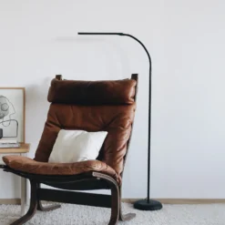Lámpara de pie LED MAULpirro, negro, 126 cm, atenuable