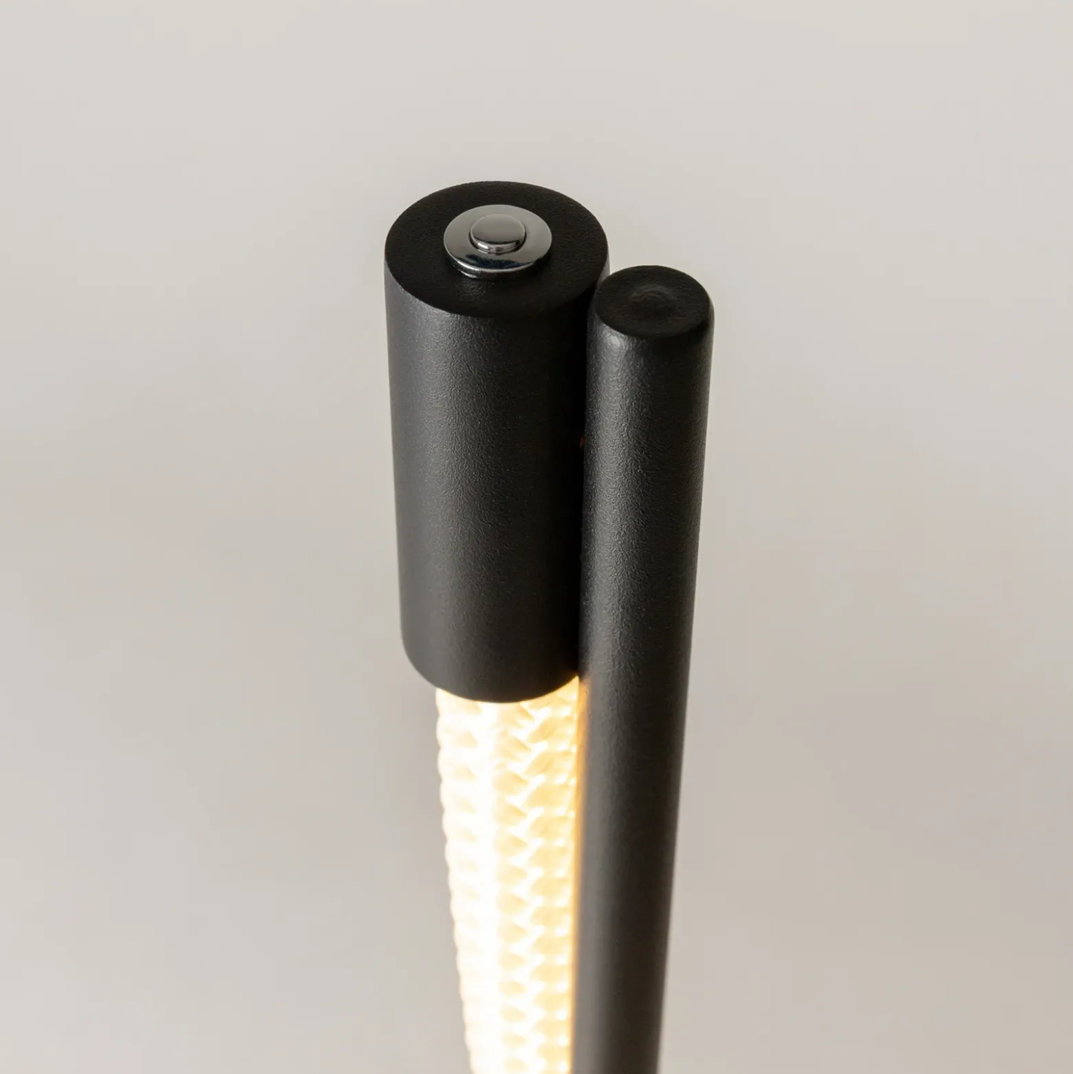 Lámpara de pie LED Maytoni Tau, negra, aluminio, altura 150 cm