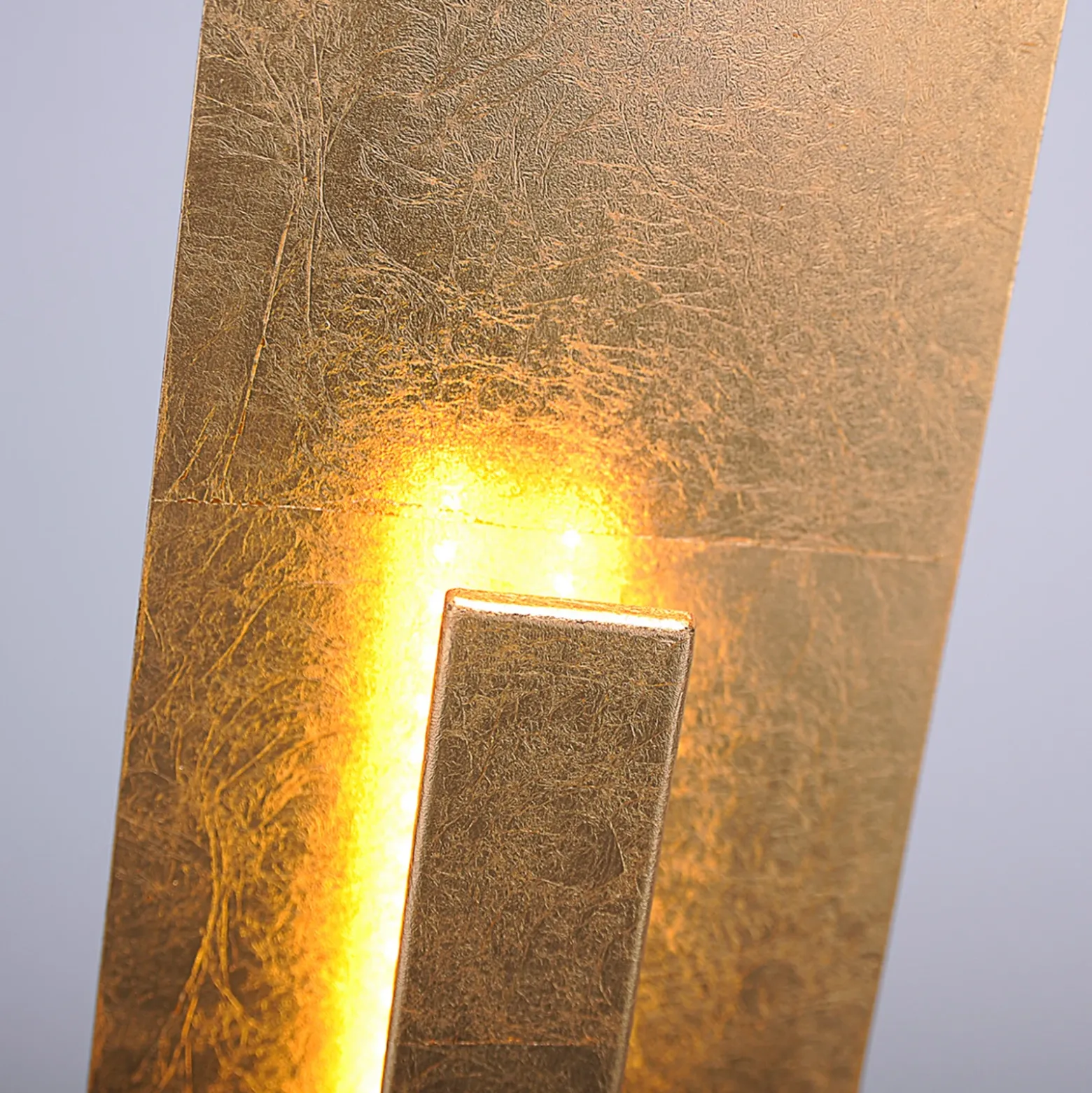 Lámpara de pie LED Nevis con aspecto de pan de oro