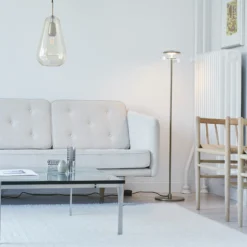 Lámpara de pie LED Nuura Blossi, altura 120 cm, color dorado/transparente