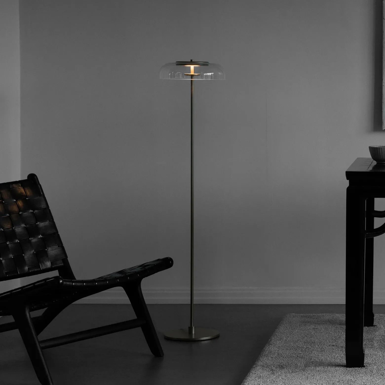 Lámpara de pie LED Nuura Blossi, altura 120 cm, color dorado/transparente