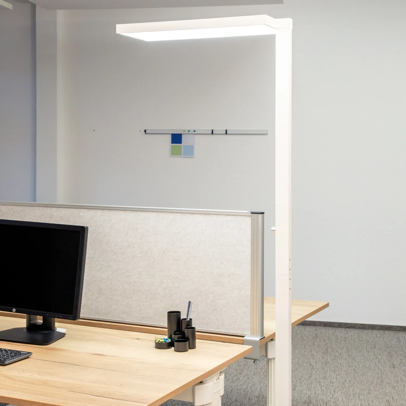 Lámpara de pie LED para oficina MAULjura, blanca, aluminio, 196,5 cm, 4000 K