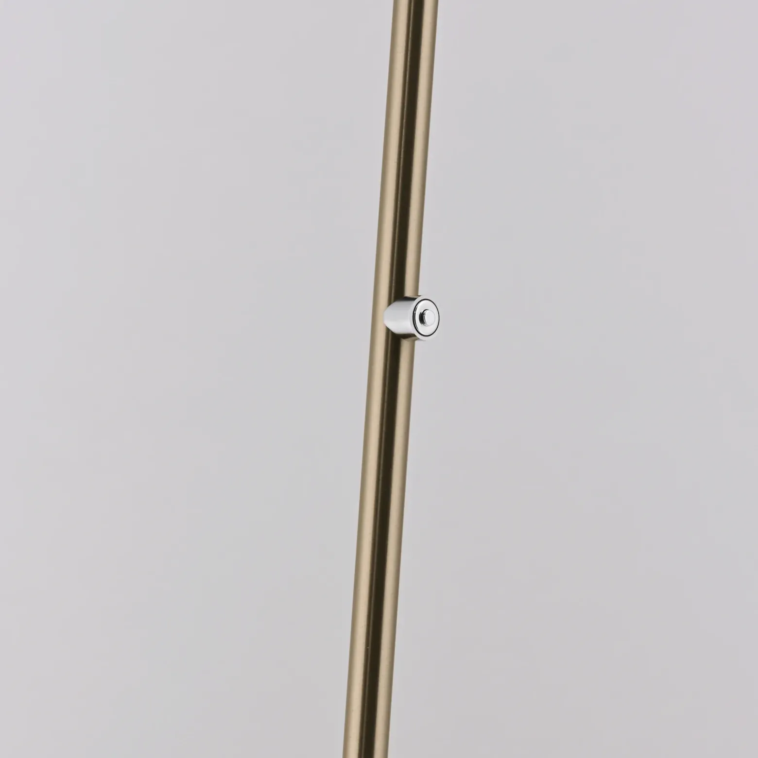 Lámpara de pie LED Paul Neuhaus Akku-Bente, latón, CCT, USB-C