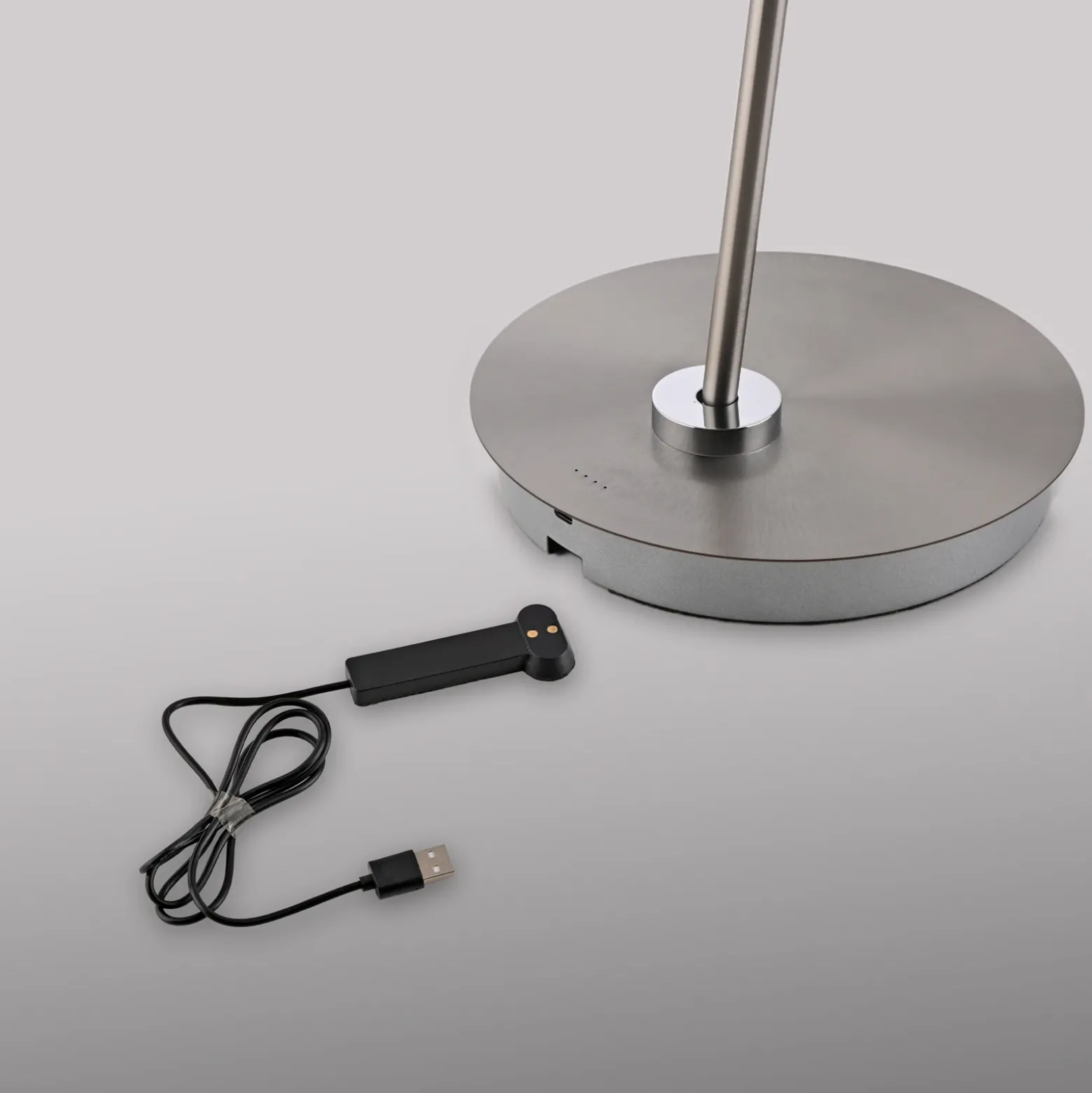 Lámpara de pie LED Paul Neuhaus Akku-Bente, gris, CCT, USB-C