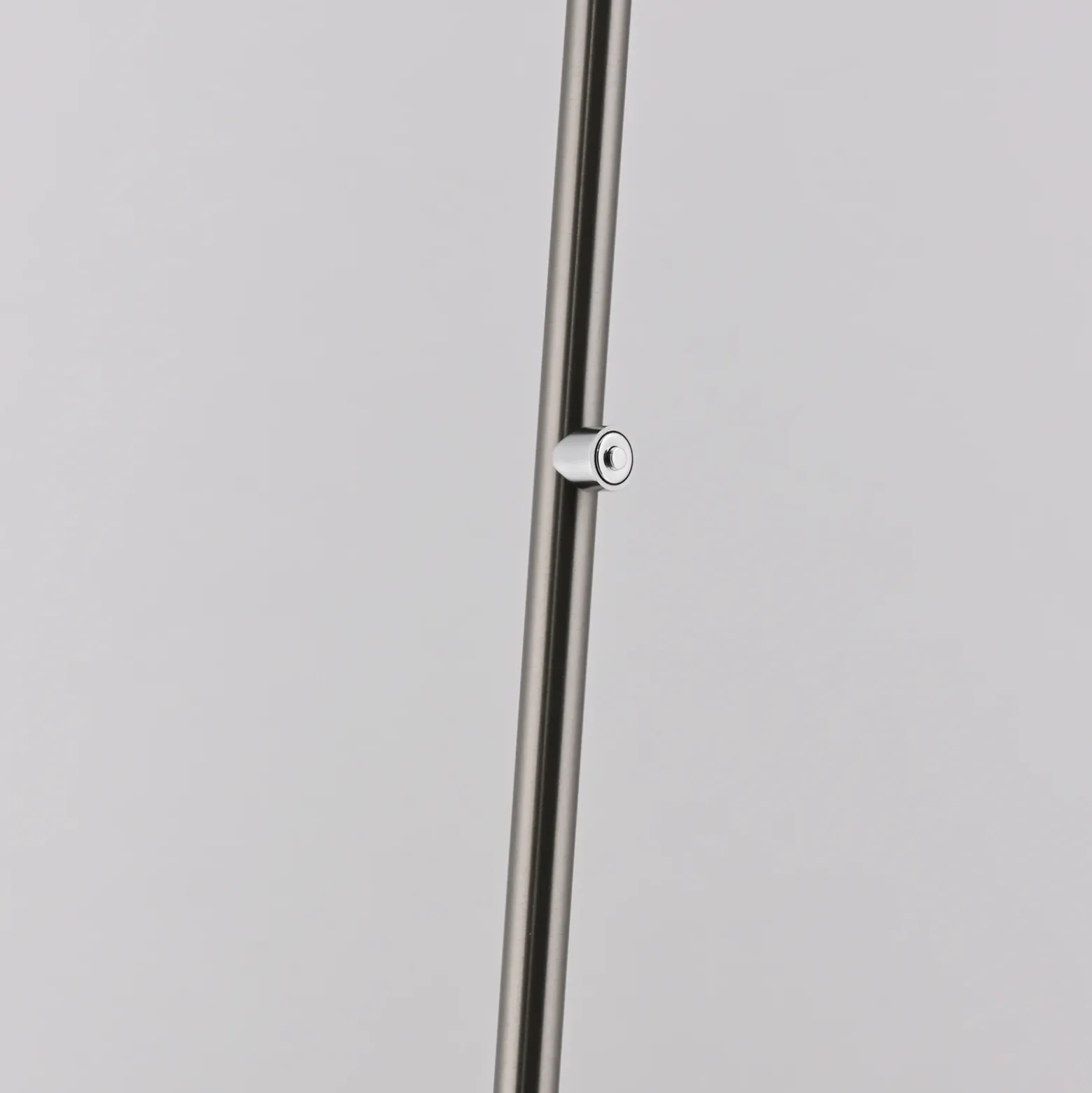 Lámpara de pie LED Paul Neuhaus Akku-Bente, gris, CCT, USB-C