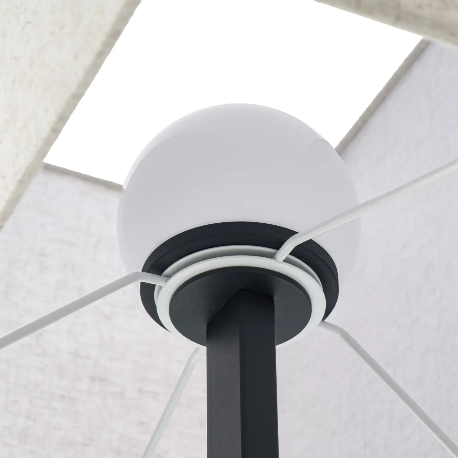 Lámpara de pie LED Quitani Lisene, roble/negro/natural, 162 cm, atenuable.