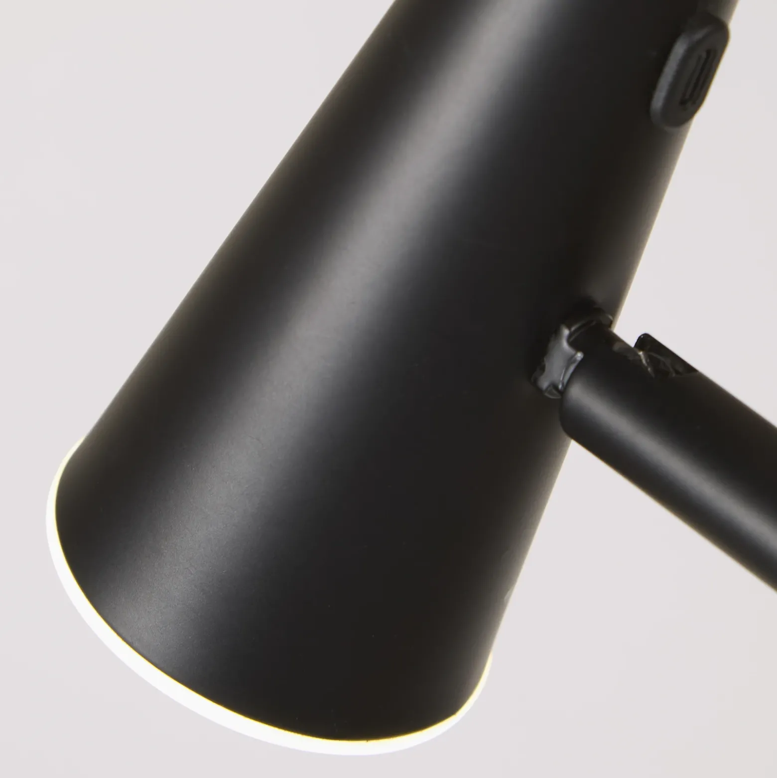 Lámpara de pie LED recargable 10450BK, negra, altura 151 cm, metal