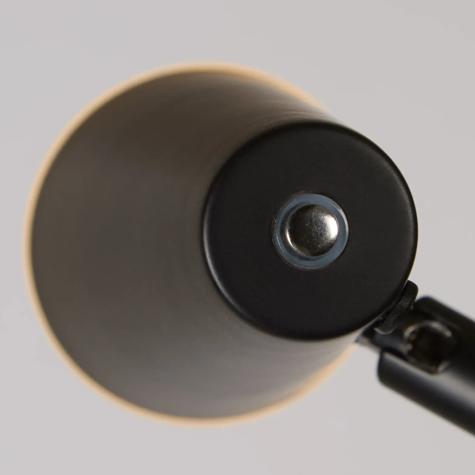 Lámpara de pie LED recargable 10450BK, negra, altura 151 cm, metal