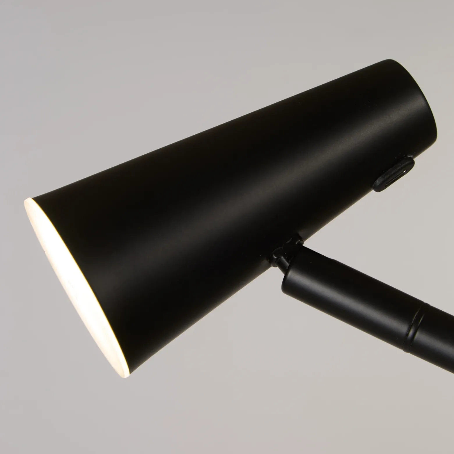 Lámpara de pie LED recargable 10450BK, negra, altura 151 cm, metal
