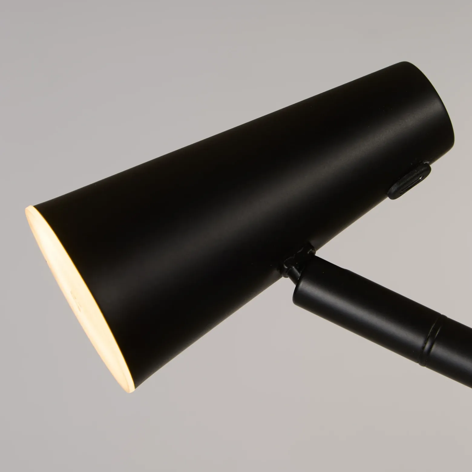 Lámpara de pie LED recargable 10450BK, negra, altura 151 cm, metal