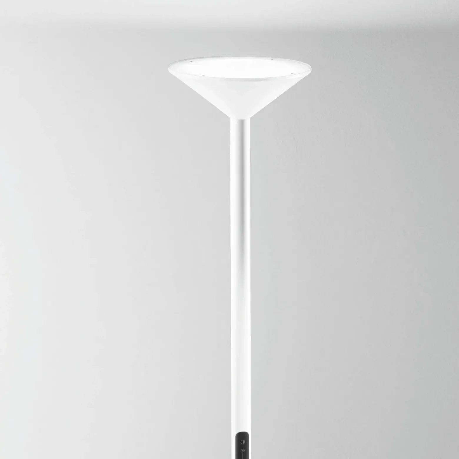 Lámpara de pie LED Tratto, blanco, metal, CCT, atenuable
