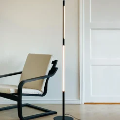 Lámpara de pie LED Vagner de Dyberg Larsen, negro, altura 150 cm